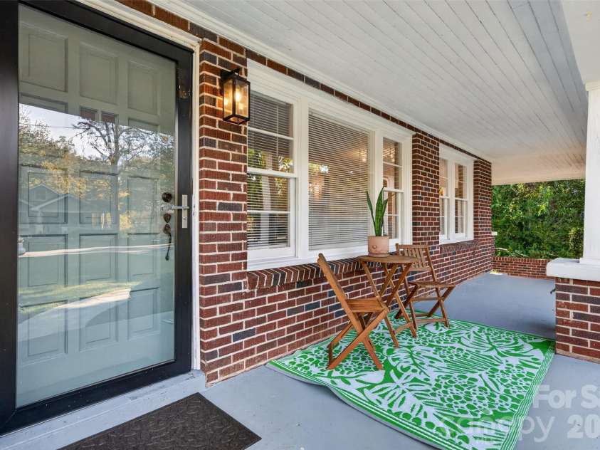 400 7th Avenue Place, Hickory, NC 28601.  MLS# CAR4438966, YatesRealty ID 59269. 