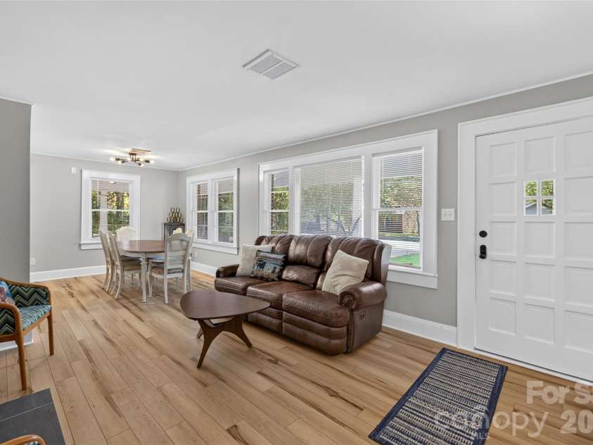 400 7th Avenue Place, Hickory, NC 28601.  MLS# CAR4438966, YatesRealty ID 59269. 