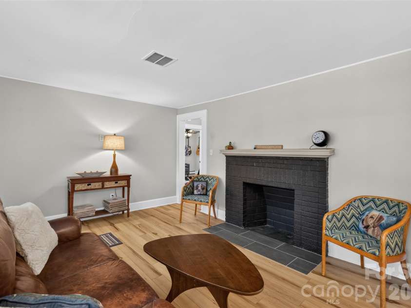400 7th Avenue Place, Hickory, NC 28601.  MLS# CAR4438966, YatesRealty ID 59269. 