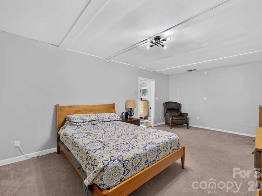 400 7th Avenue Place, Hickory, NC 28601.  MLS# CAR4438966, YatesRealty ID 59269. 