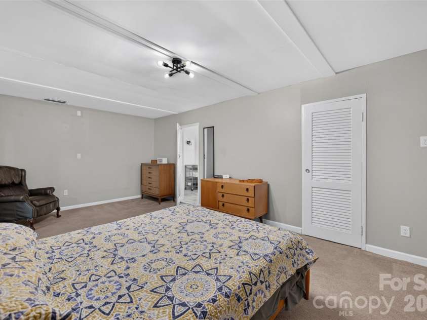 400 7th Avenue Place, Hickory, NC 28601.  MLS# CAR4438966, YatesRealty ID 59269. 