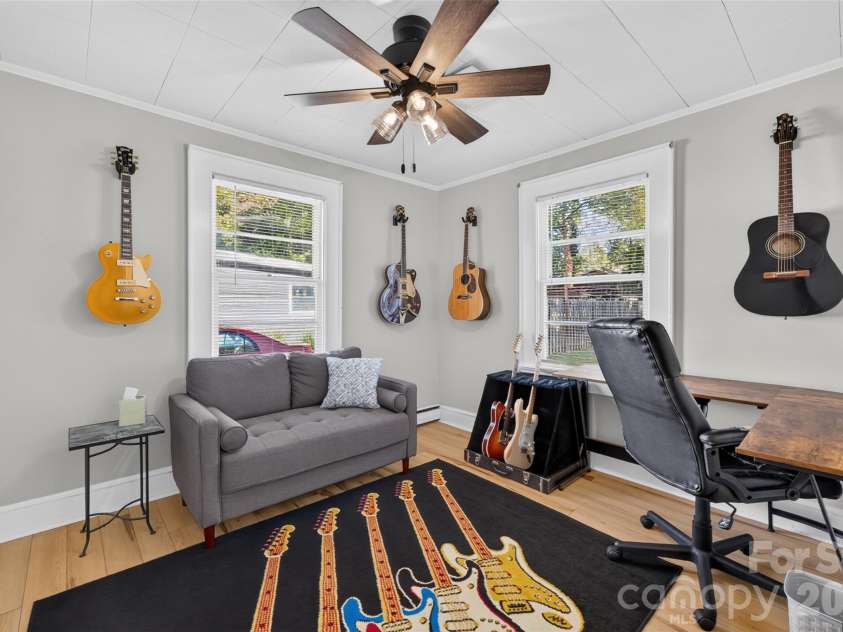 400 7th Avenue Place, Hickory, NC 28601.  MLS# CAR4438966, YatesRealty ID 59269. 