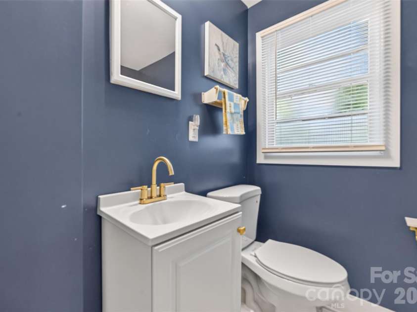400 7th Avenue Place, Hickory, NC 28601.  MLS# CAR4438966, YatesRealty ID 59269. 