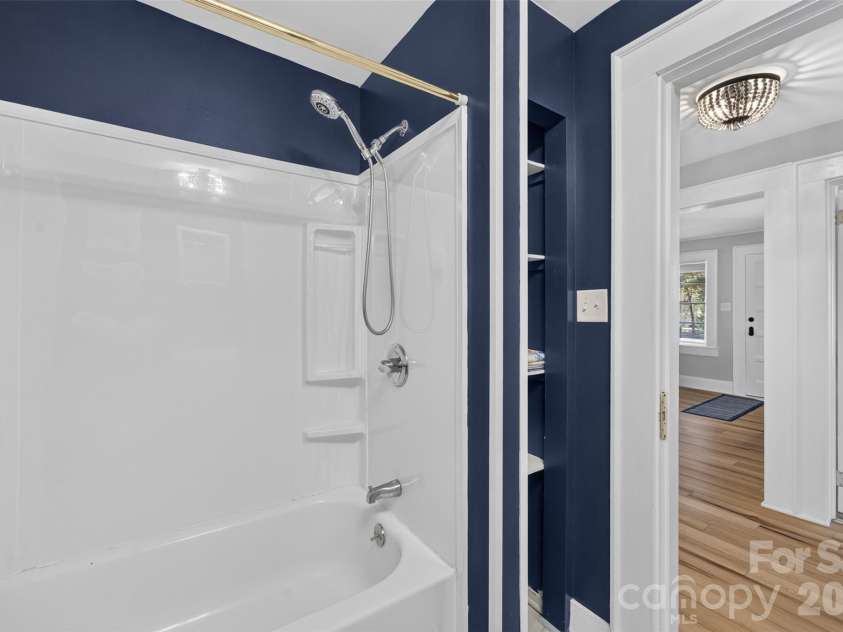 400 7th Avenue Place, Hickory, NC 28601.  MLS# CAR4438966, YatesRealty ID 59269. 