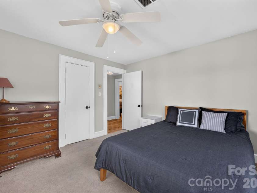 400 7th Avenue Place, Hickory, NC 28601.  MLS# CAR4438966, YatesRealty ID 59269. 