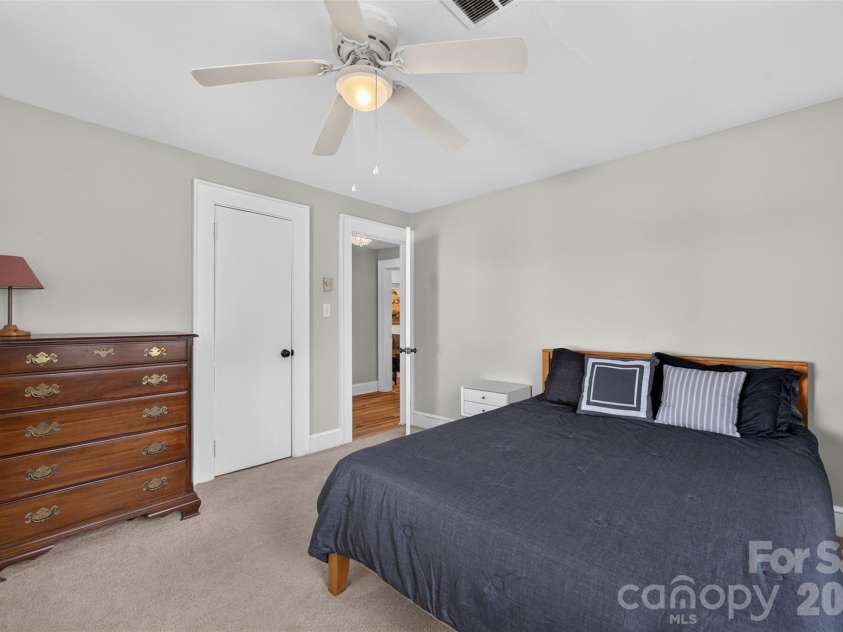 400 7th Avenue Place, Hickory, NC 28601.  MLS# CAR4438966, YatesRealty ID 59269. 