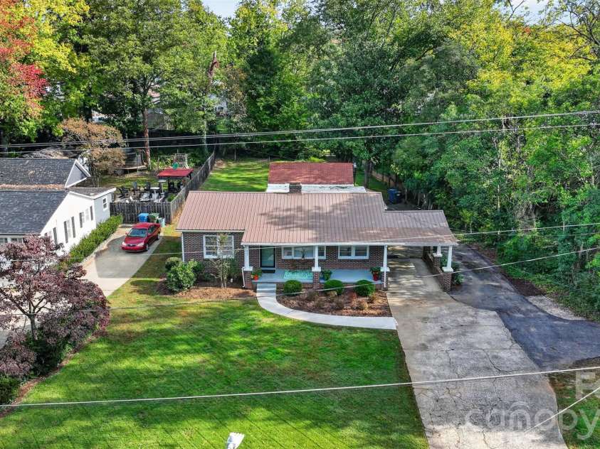 400 7th Avenue Place, Hickory, NC 28601.  MLS# CAR4438966, YatesRealty ID 59269. 