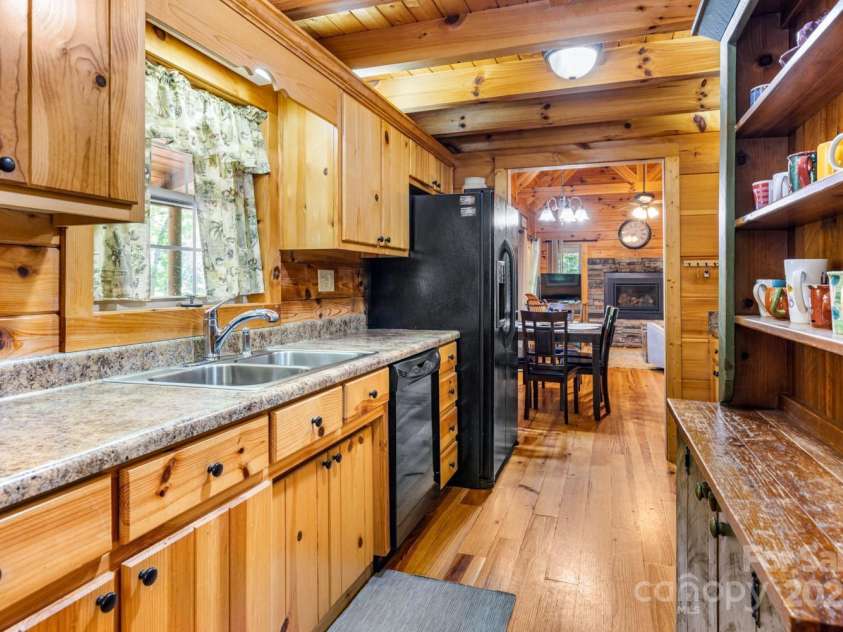 28 Upper Ridge Road, Black Mountain, NC 28711.  MLS# CAR4274380, YatesRealty ID 593. Charming kitchen at 26 Upper Ridge