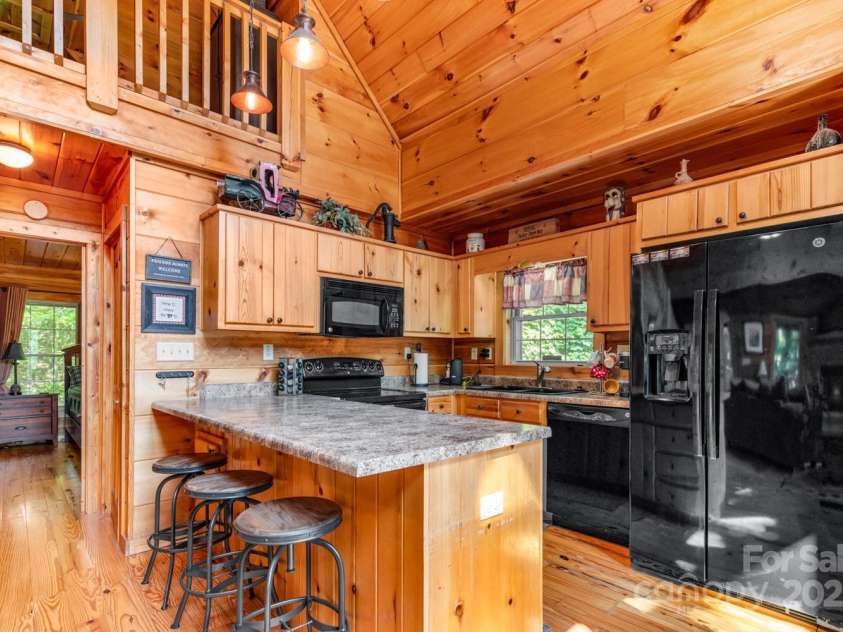 28 Upper Ridge Road, Black Mountain, NC 28711.  MLS# CAR4274380, YatesRealty ID 593. Open concept kitchen and dining at 28 Upper Ridge