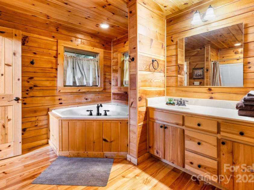 28 Upper Ridge Road, Black Mountain, NC 28711.  MLS# CAR4274380, YatesRealty ID 593. Primary bathroom with soaking tub at 28 Upper Ridge