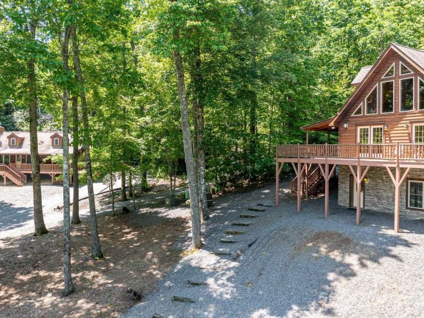 28 Upper Ridge Road, Black Mountain, NC 28711.  MLS# CAR4274380, YatesRealty ID 593. Welcome to 28 and 26 Upper Ridge Road!