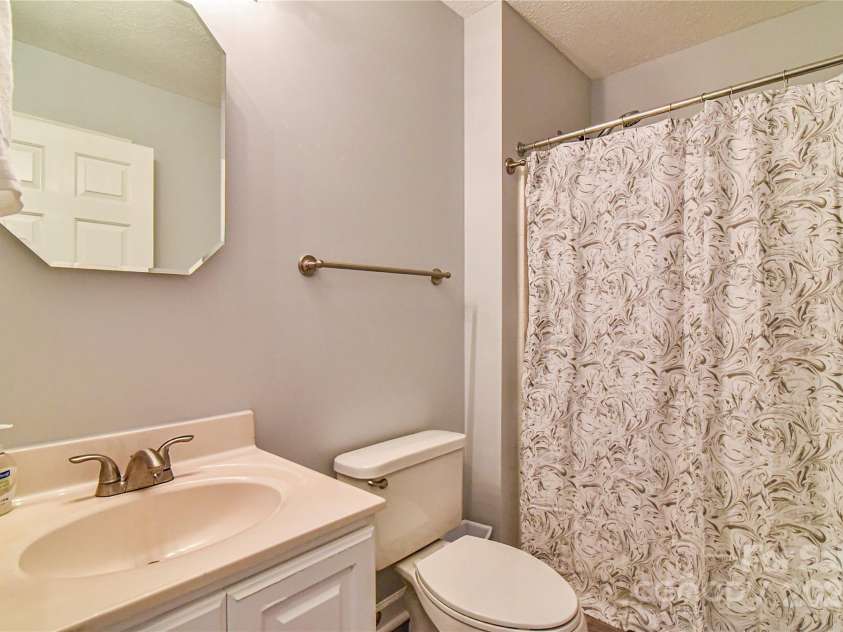 466 Onteora Boulevard, Asheville, NC 28803.  MLS# CAR4317348, YatesRealty ID 593. Hallway bathroom