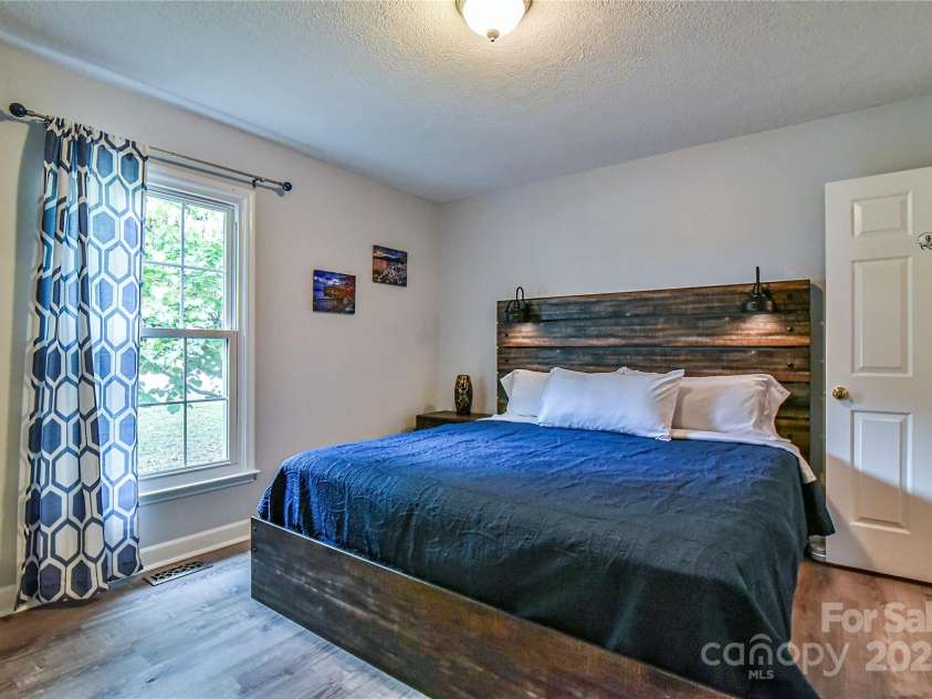466 Onteora Boulevard, Asheville, NC 28803.  MLS# CAR4317348, YatesRealty ID 593. Primary bedroom with ensuite bathroom