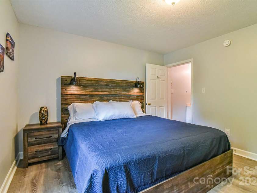 466 Onteora Boulevard, Asheville, NC 28803.  MLS# CAR4317348, YatesRealty ID 593. Primary bedroom with ensuite bathroom