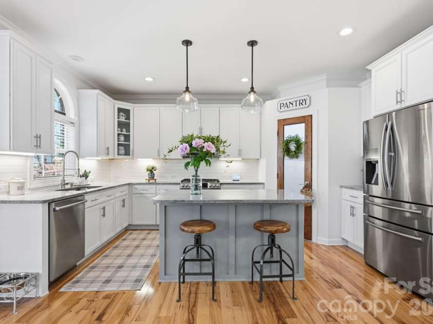 14905 Long Bow Lane, Huntersville, NC 28078.  MLS# CAR4352543, YatesRealty ID 5931. Updated Kitchen