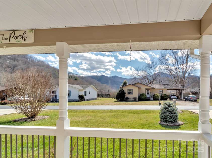 52 Sunflower Lane, Waynesville, NC 28785.  MLS# CAR4225373, YatesRealty ID 5933. VIEWS!