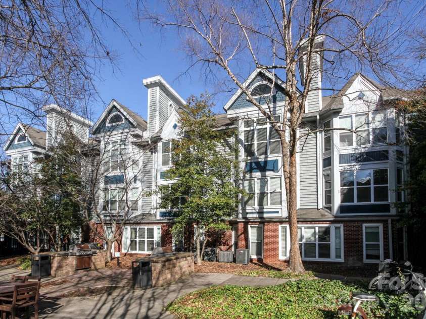 525 Graham Street, Charlotte, NC 28202.  MLS# CAR4341824, YatesRealty ID 5934. Courtyard area 