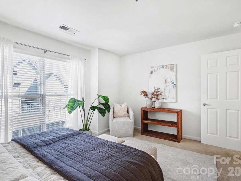 525 Graham Street, Charlotte, NC 28202.  MLS# CAR4341824, YatesRealty ID 5934. Plenty of room for a cozy seating nook adds flexibility for reading, relaxing, or working from home.