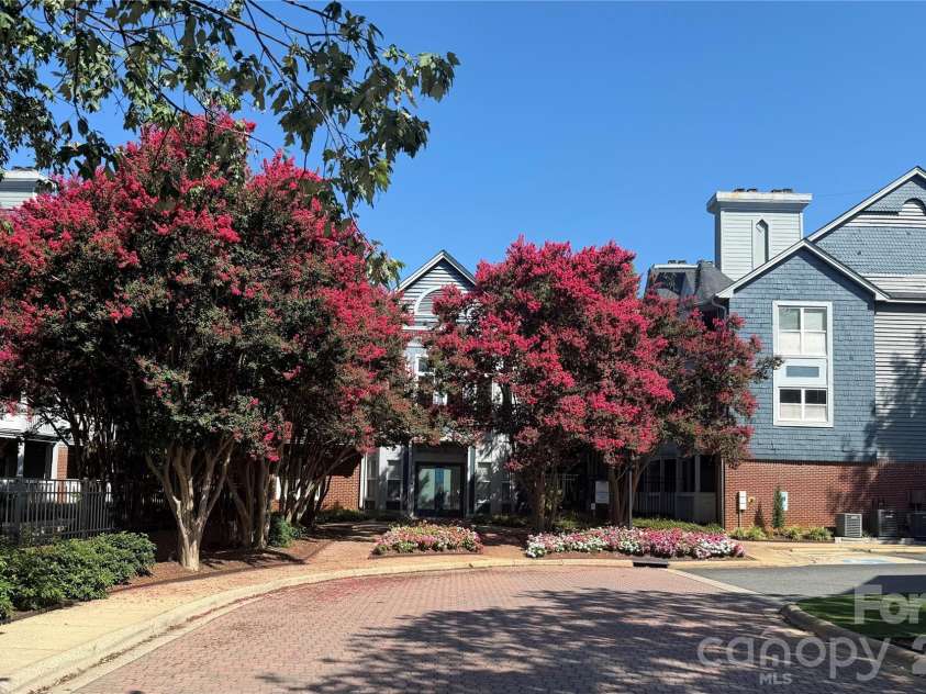 525 Graham Street, Charlotte, NC 28202.  MLS# CAR4402767, YatesRealty ID 5934. 