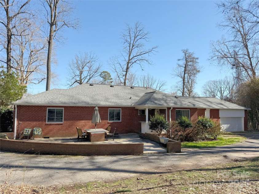 1200 Fairview Drive, Lexington, NC 27292.  MLS# CAR4225541, YatesRealty ID 5936. 