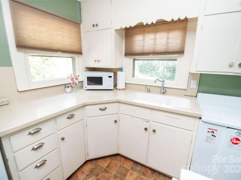 447 & 459 Washington Street, Rutherfordton, NC 28139.  MLS# CAR4306290, YatesRealty ID 5937. Cottage Kitchen