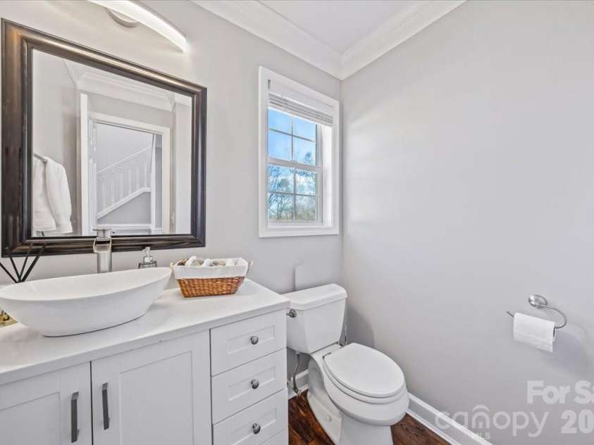 4963 Old River Drive, Hickory, NC 28602.  MLS# CAR4336914, YatesRealty ID 5938. Half Bathroom on Main Floor