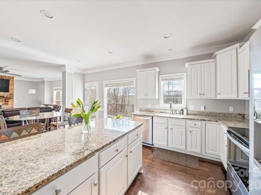 4963 Old River Drive, Hickory, NC 28602.  MLS# CAR4336914, YatesRealty ID 5938. Kitchen