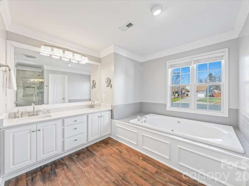 4963 Old River Drive, Hickory, NC 28602.  MLS# CAR4336914, YatesRealty ID 5938. Primary Bathroom