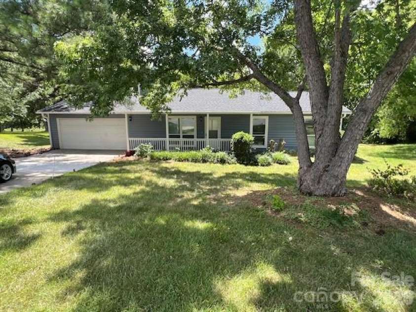 11005 Vista Haven Drive, Charlotte, NC 28226.  MLS# CAR4354673, YatesRealty ID 5941. 