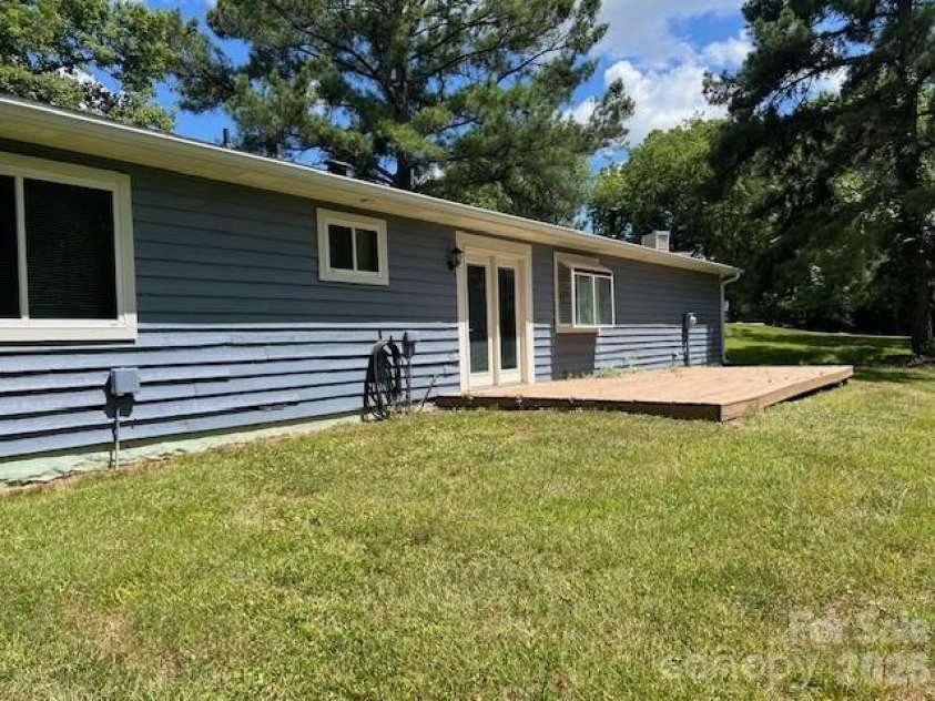 11005 Vista Haven Drive, Charlotte, NC 28226.  MLS# CAR4354673, YatesRealty ID 5941. 