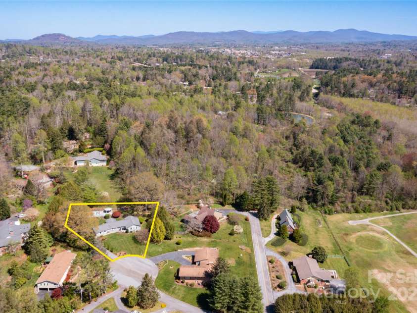 224 Northfield Court, Hendersonville, NC 28739.  MLS# CAR4242073, YatesRealty ID 5941. 