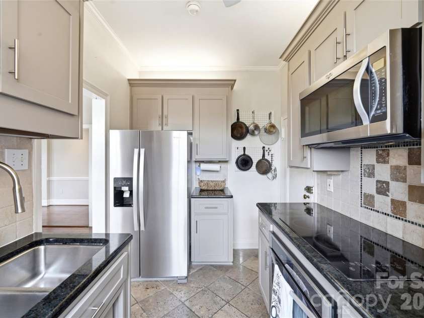 301 10th Street, Charlotte, NC 28202.  MLS# CAR4397001, YatesRealty ID 5945. 