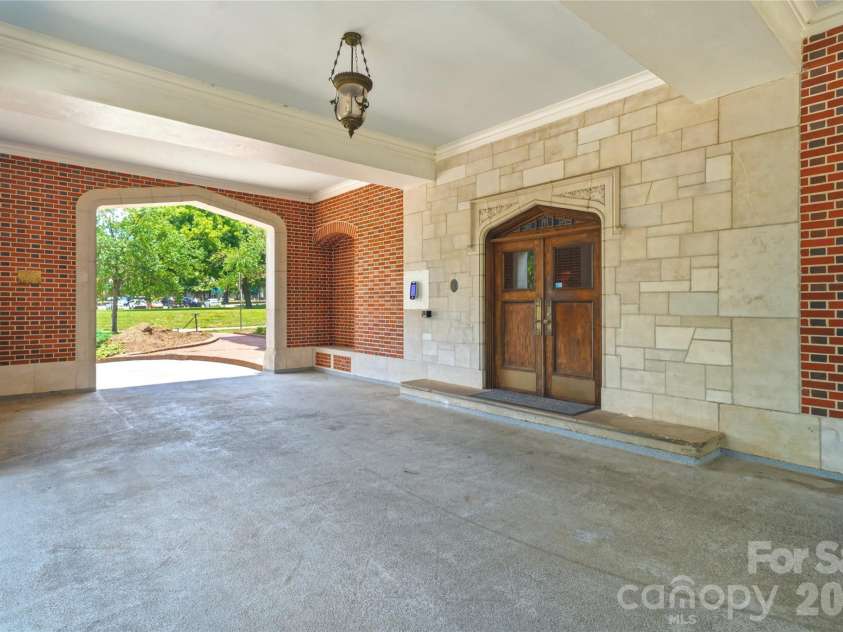 301 10th Street, Charlotte, NC 28202.  MLS# CAR4397001, YatesRealty ID 5945. 