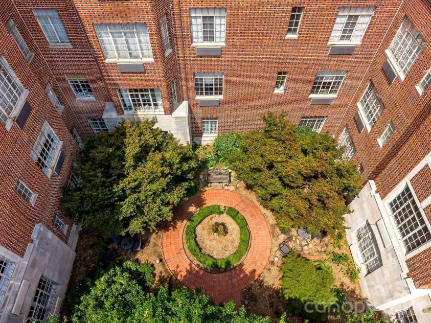 301 10th Street, Charlotte, NC 28202.  MLS# CAR4419418, YatesRealty ID 5945. Common area courtyard