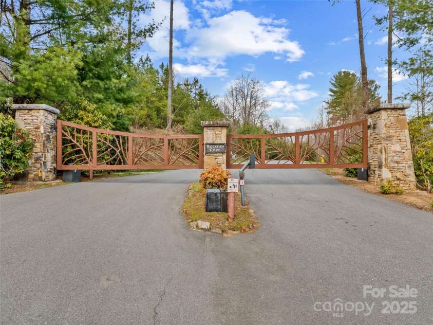 22 Kaufmann Stone Way, Biltmore Lake, NC 28715.  MLS# CAR4233652, YatesRealty ID 5947. 