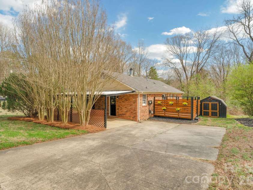708 John Street, Matthews, NC 28105.  MLS# CAR4353646, YatesRealty ID 5948. 