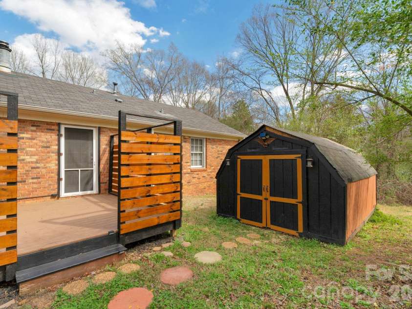 708 John Street, Matthews, NC 28105.  MLS# CAR4353646, YatesRealty ID 5948. 