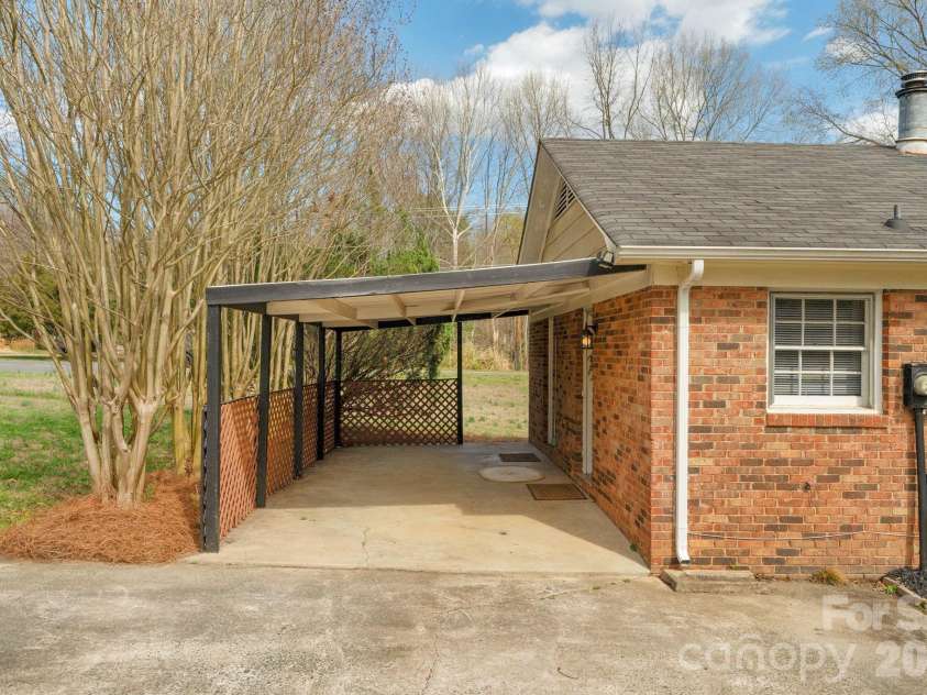708 John Street, Matthews, NC 28105.  MLS# CAR4353646, YatesRealty ID 5948. 
