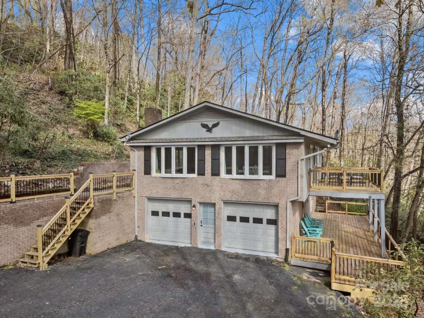 159 Long John Drive, Hendersonville, NC 28791.  MLS# CAR4244960, YatesRealty ID 5949. 