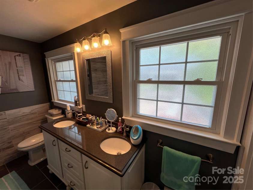901 Ridge Street, Albemarle, NC 28001.  MLS# CAR4247010, YatesRealty ID 5950. Double Vanity
