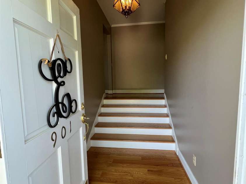 901 Ridge Street, Albemarle, NC 28001.  MLS# CAR4247010, YatesRealty ID 5950. Foyer/Entry