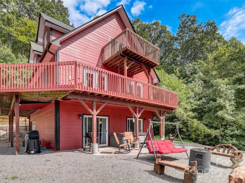 11 Roberts Drive, Swannanoa, NC 28778.  MLS# CAR4243146, YatesRealty ID 5952. 