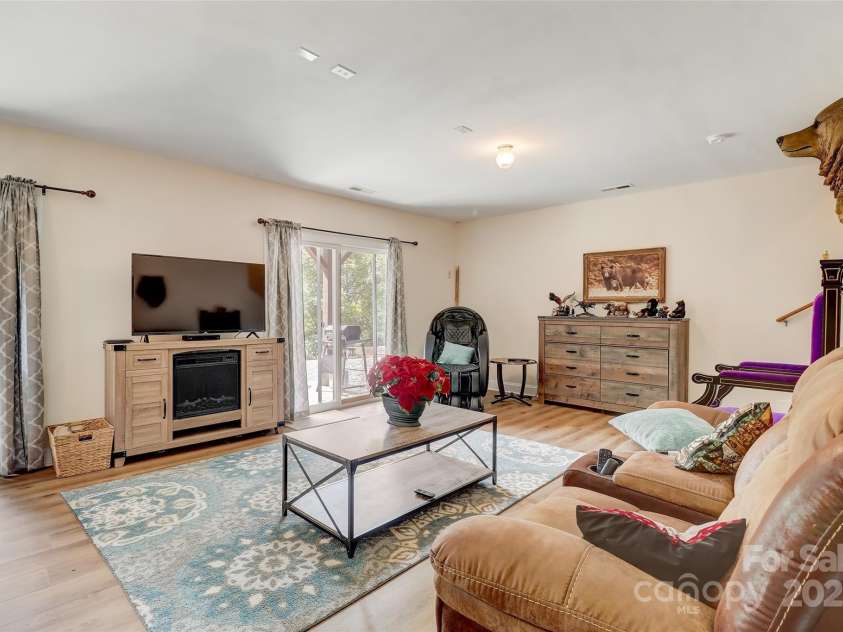 11 Roberts Drive, Swannanoa, NC 28778.  MLS# CAR4243146, YatesRealty ID 5952. 