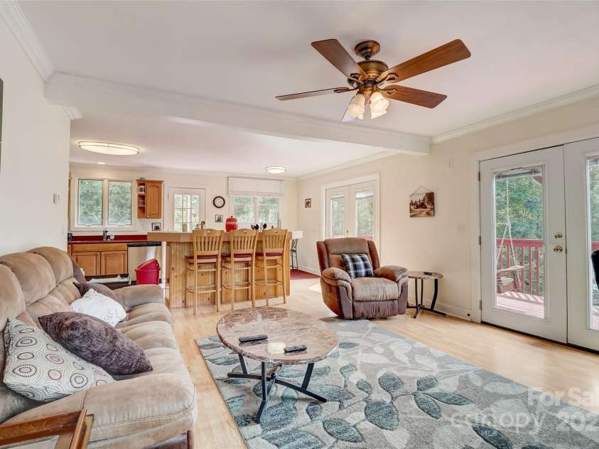 11 Roberts Drive, Swannanoa, NC 28778.  MLS# CAR4243146, YatesRealty ID 5952. 