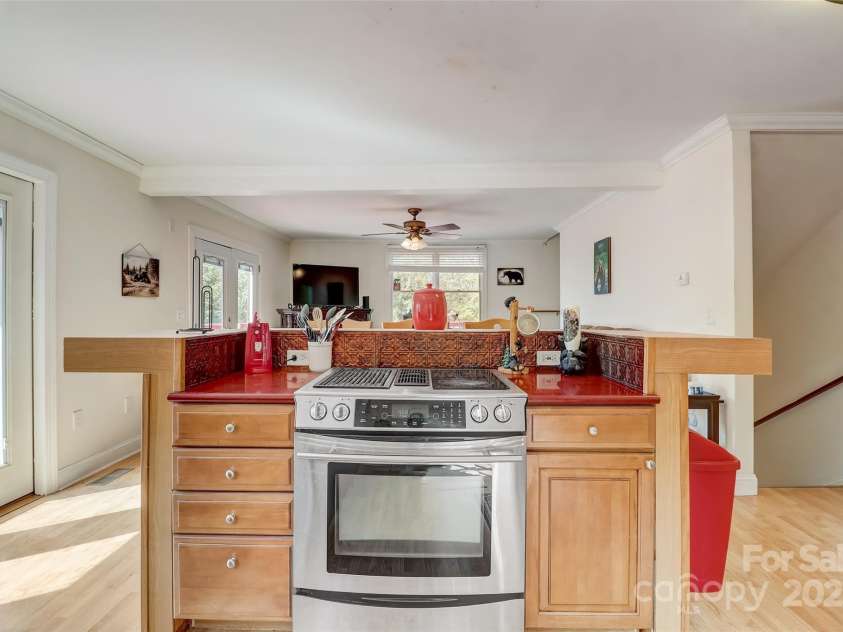 11 Roberts Drive, Swannanoa, NC 28778.  MLS# CAR4243146, YatesRealty ID 5952. 