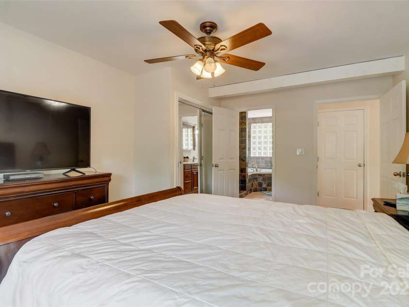 11 Roberts Drive, Swannanoa, NC 28778.  MLS# CAR4243146, YatesRealty ID 5952. 