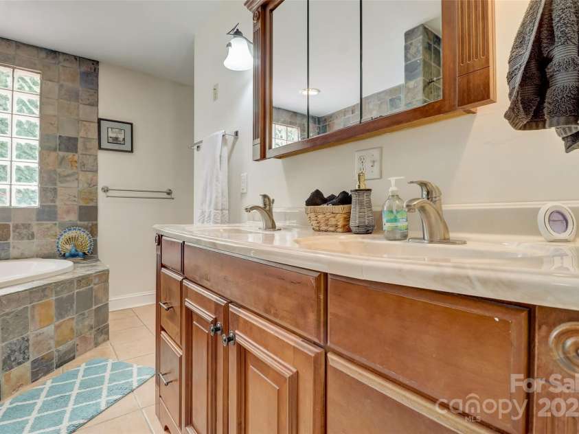 11 Roberts Drive, Swannanoa, NC 28778.  MLS# CAR4243146, YatesRealty ID 5952. 