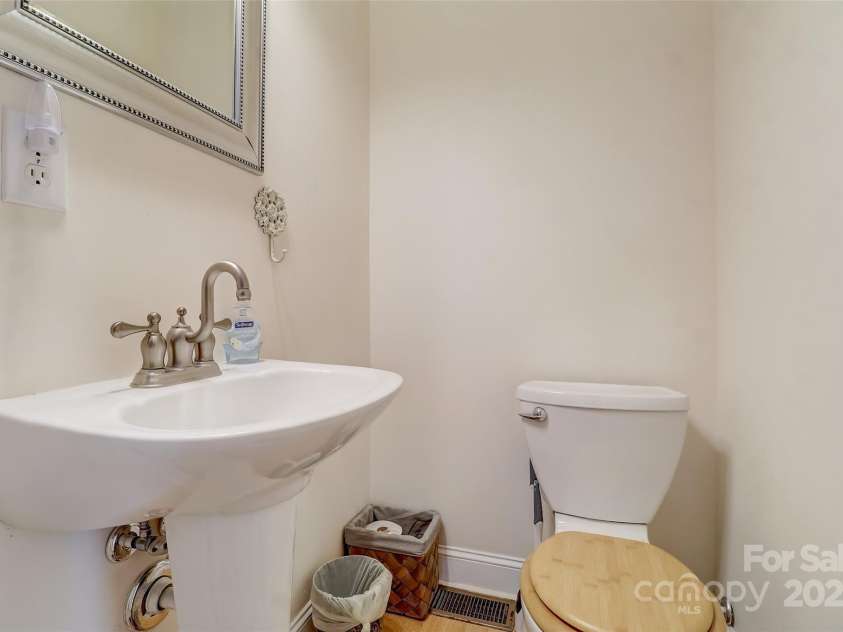 11 Roberts Drive, Swannanoa, NC 28778.  MLS# CAR4243146, YatesRealty ID 5952. 