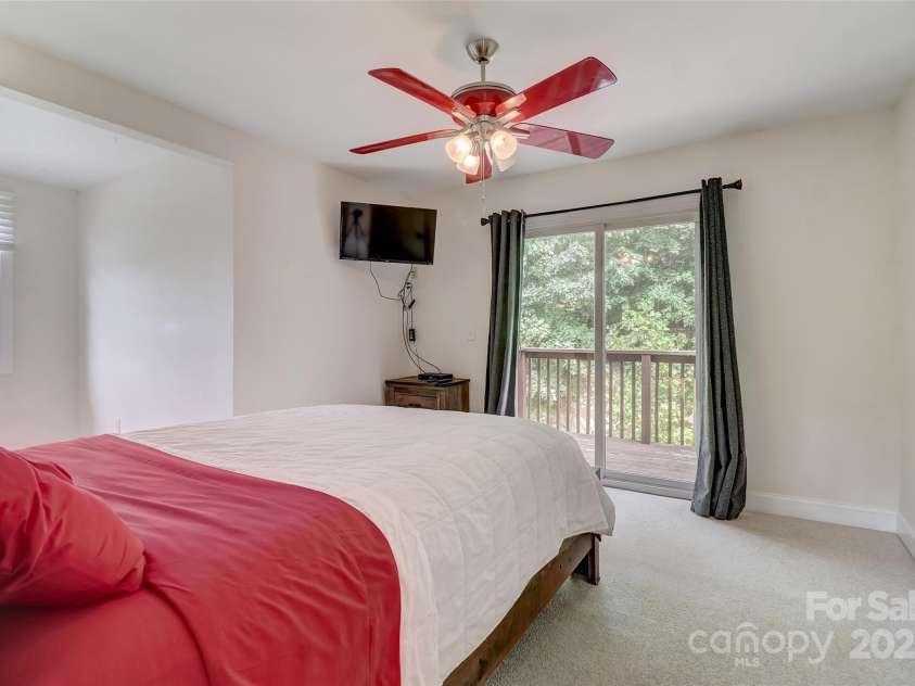 11 Roberts Drive, Swannanoa, NC 28778.  MLS# CAR4243146, YatesRealty ID 5952. 
