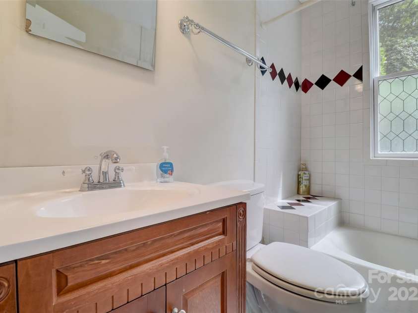 11 Roberts Drive, Swannanoa, NC 28778.  MLS# CAR4243146, YatesRealty ID 5952. 